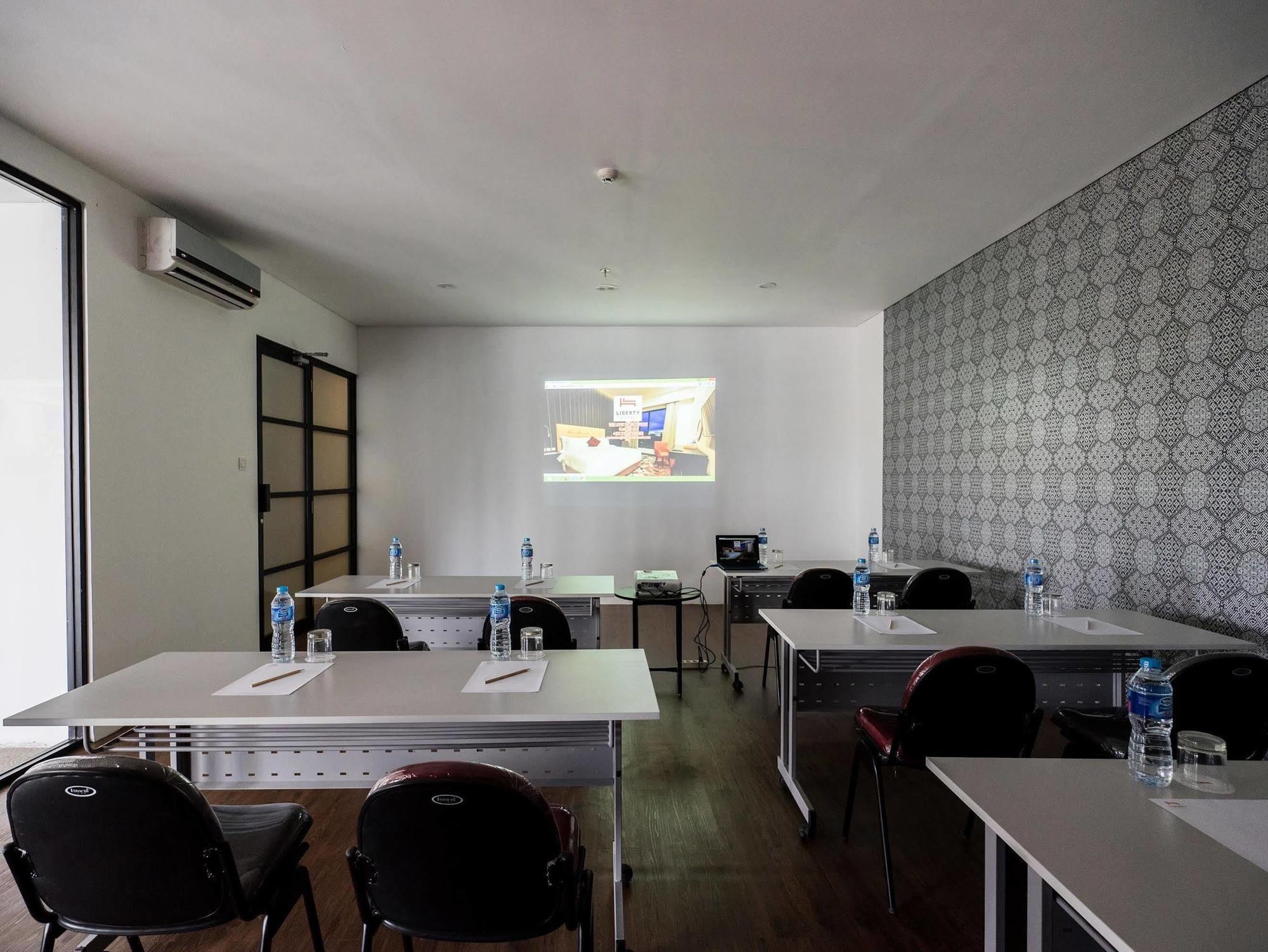 Liberty Hotel Thamrin Jakarta Buitenkant foto